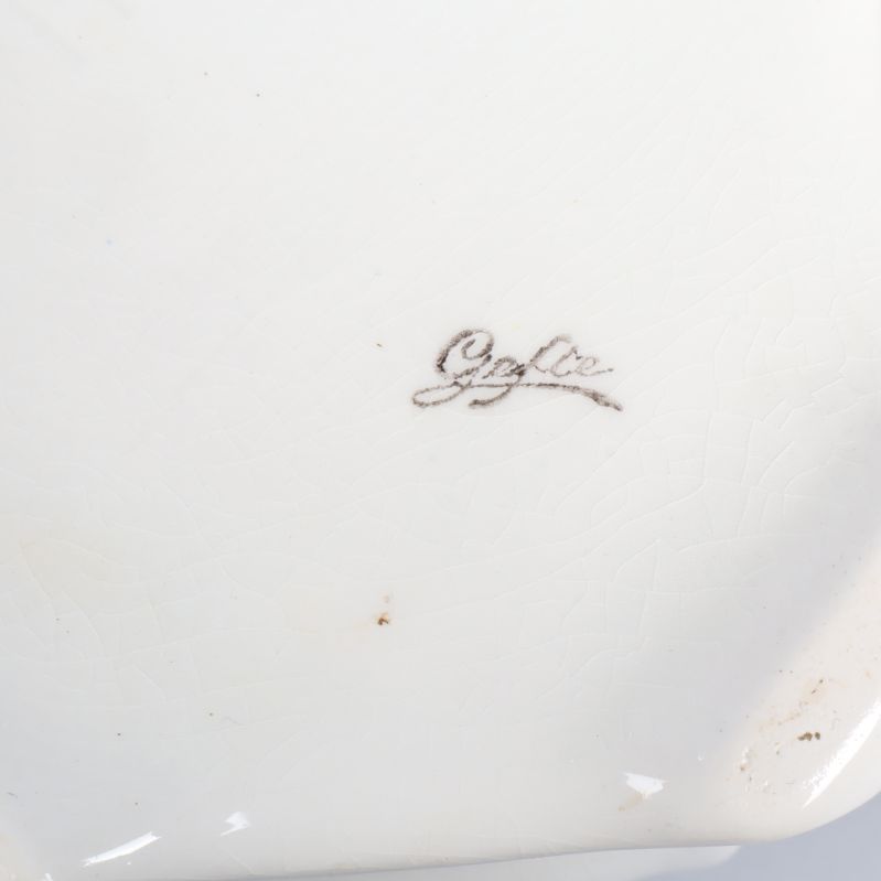 Närbild på burkens undersida med signaturen Gefle