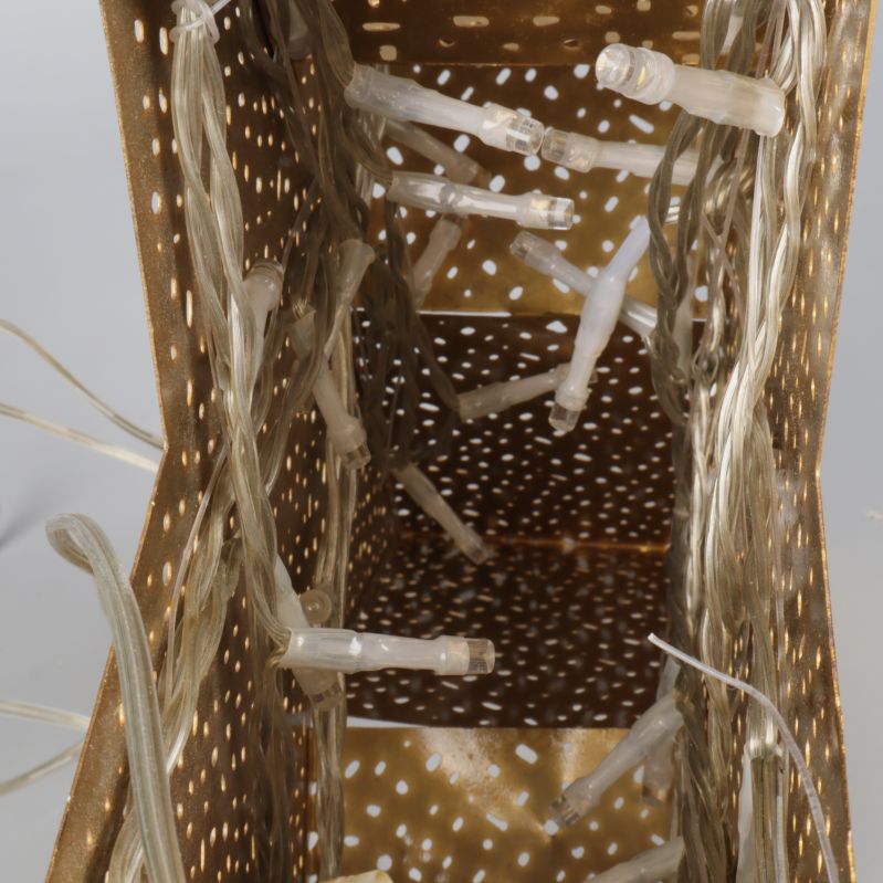 Insidan av julstjärna med ljusslinga