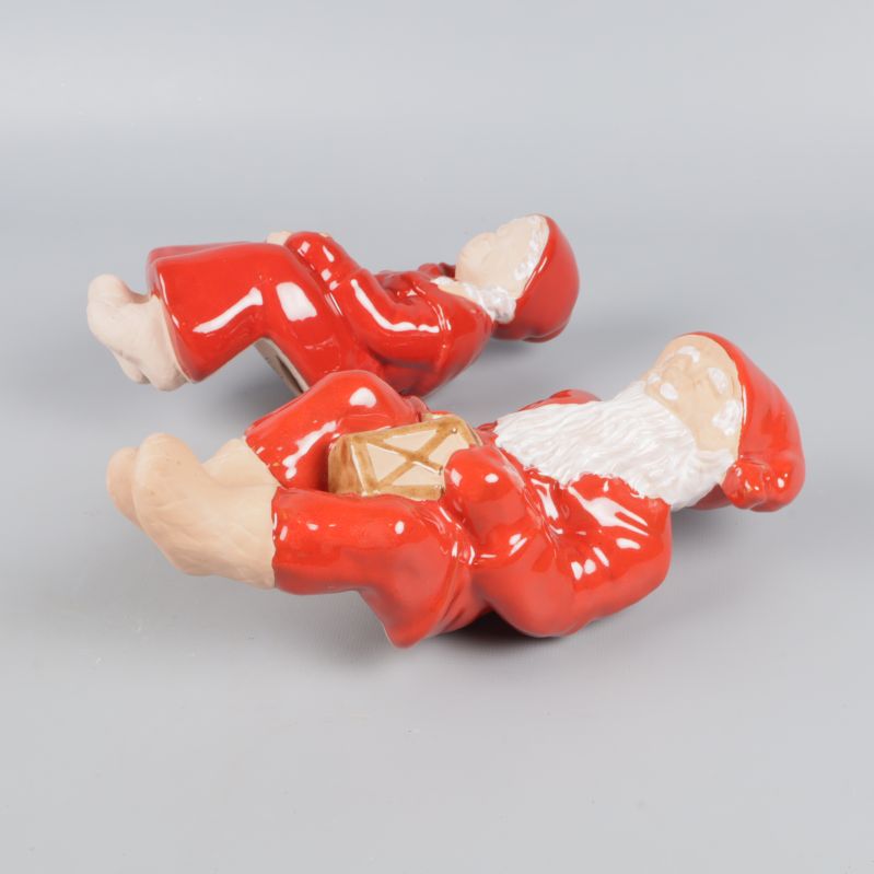 Tomtefigurer i keramik liggande på sidan