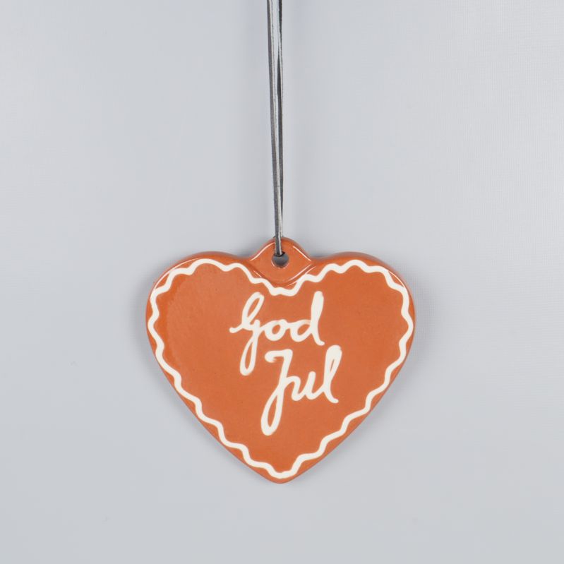 Tegelfärgat hjärta med vit text god jul och upphängning