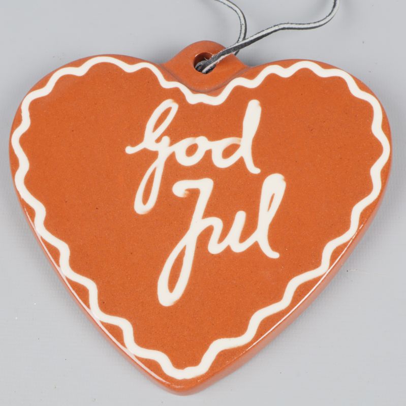 Närbild på hjärta med vit God Jul-text och vågmönster