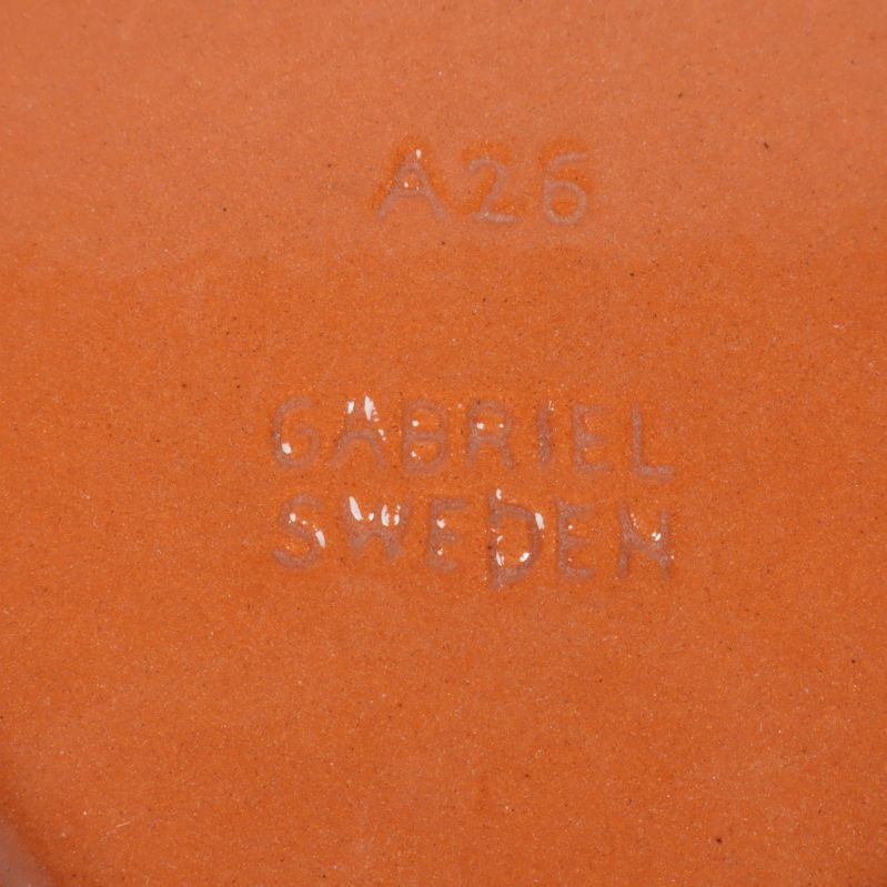 Närbild på stämpel A26 Gabriel Sweden på keramik