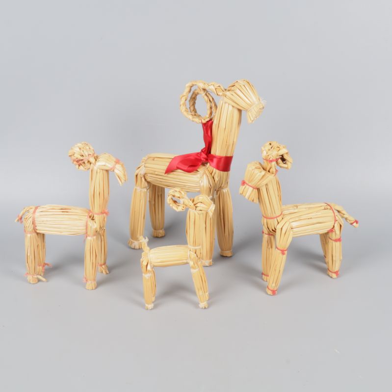 Fyra halmbockar i olika storlek med röda band