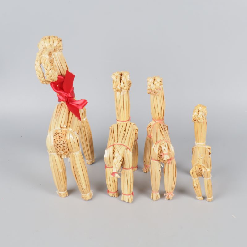 Halmbockar bakifrån, olika dekorativa flätade detaljer syns