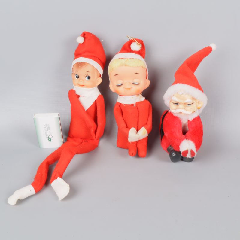 Tre av tomtarna uppställda bredvid varandra