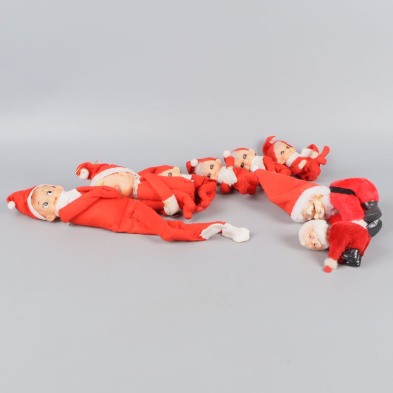 Tomtarna liggande på grå bakgrund med olika poser