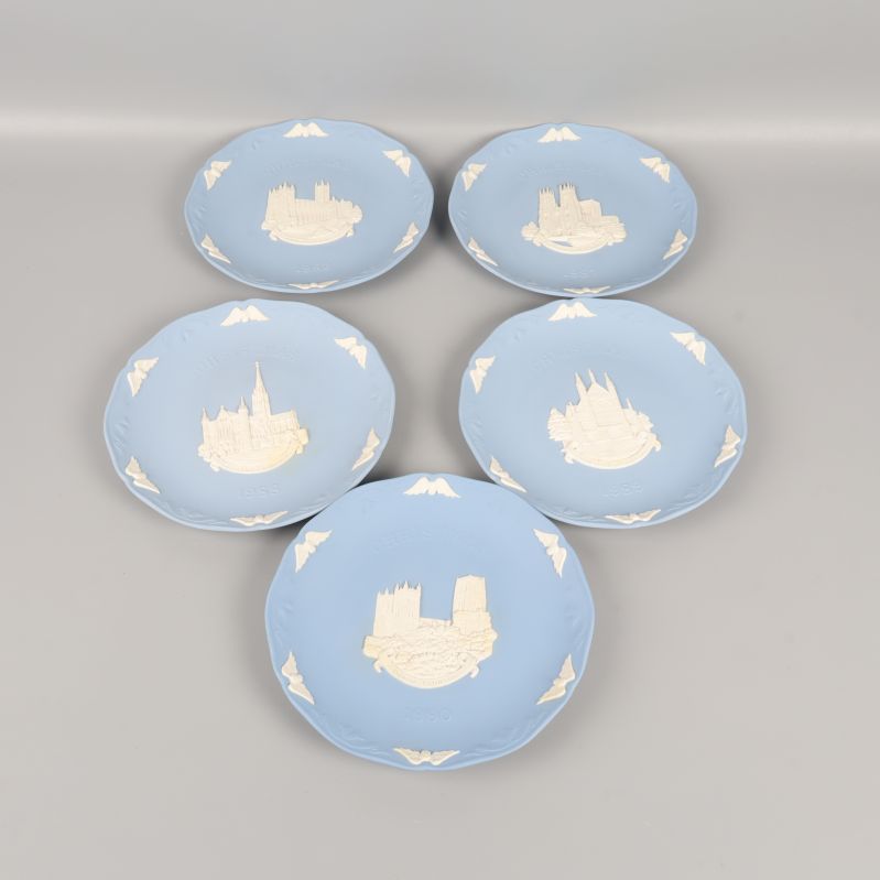 Fem blå tallrikar med vintagelook i övervinklad vy