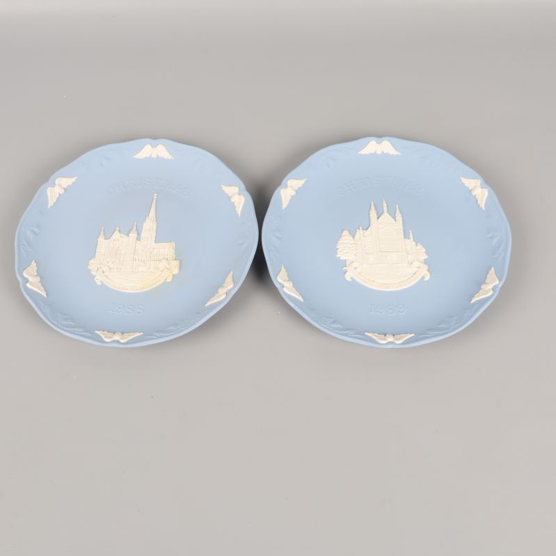 Ytterligare två blå tallrikar med klassiska motiv