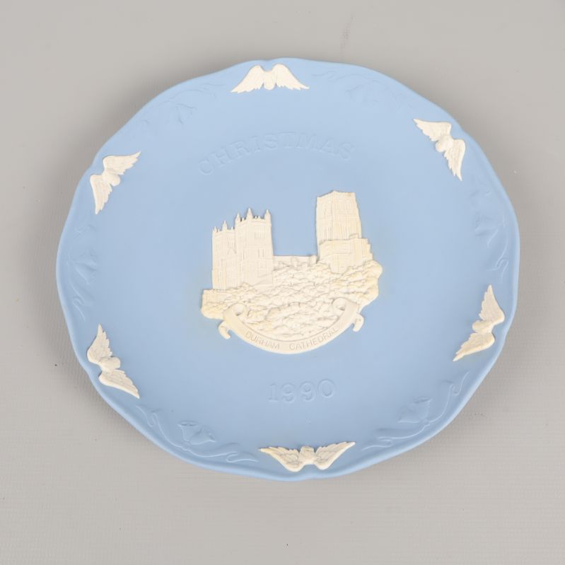 En enskild blå tallrik med året 1990 och motiv