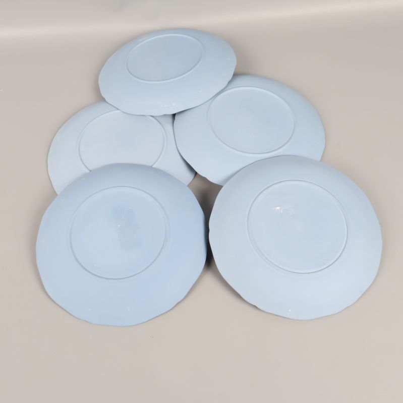 Baksida på fem blå samlartallrikar