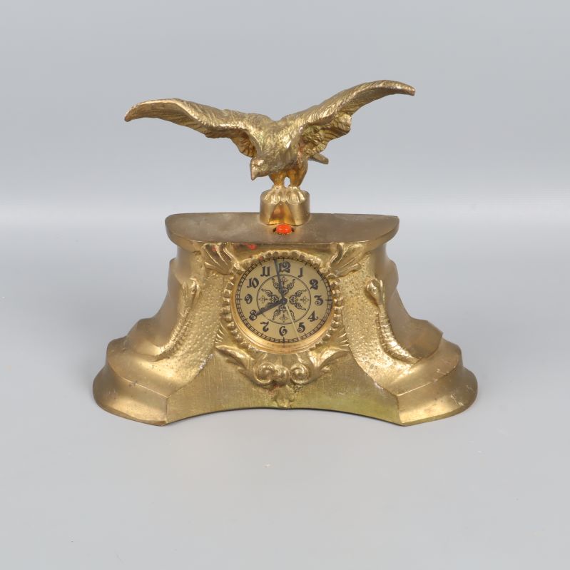 Bordsklocka i guld med örn på toppen
