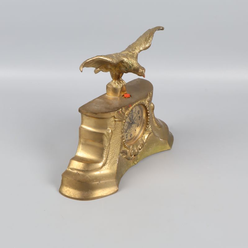 Bordsklocka med gyllene örn sedd från sidan