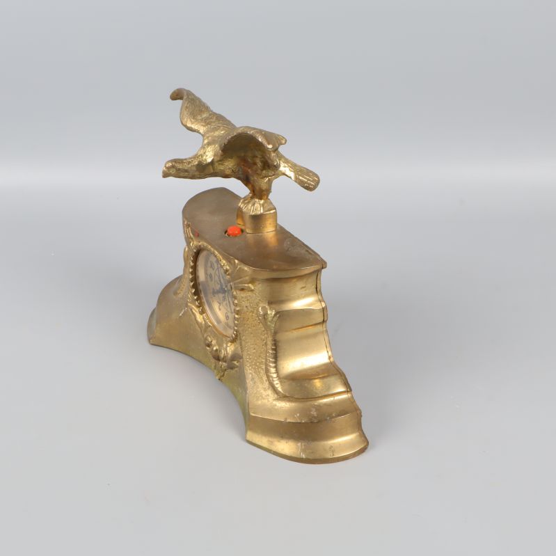 Gyllene bordsklocka fotograferad i vinkel bakifrån