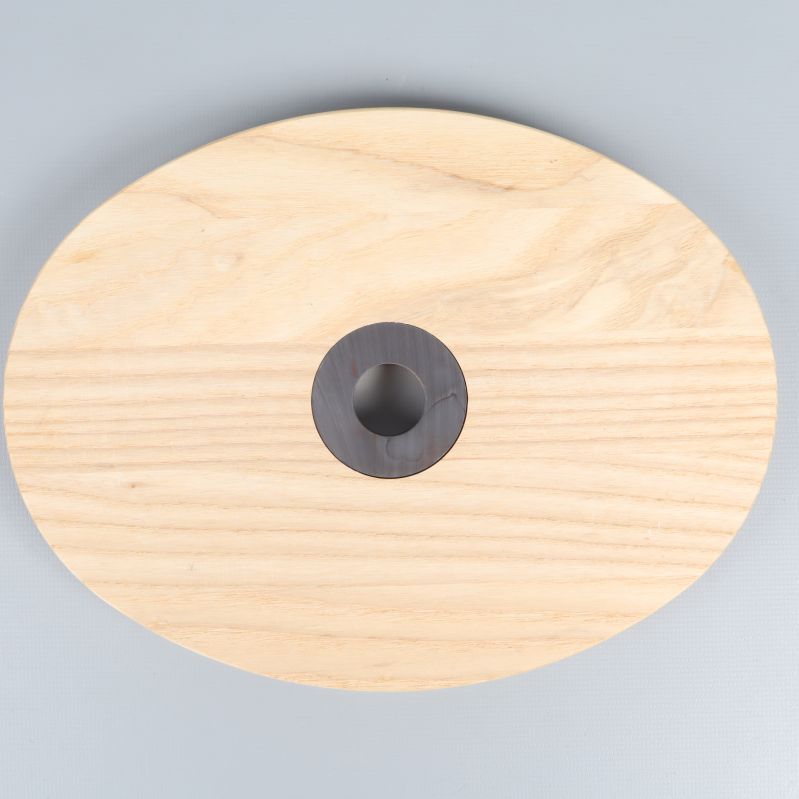 Ovalt träunderlägg med metallförstärkning i mitten