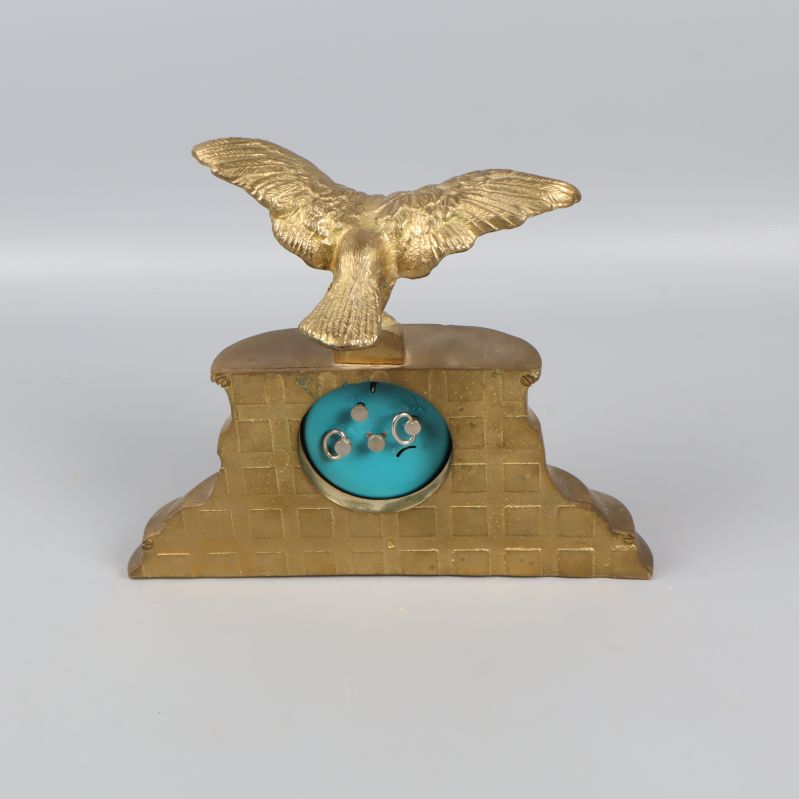 Bordsklockans baksida visar urverk och blå bakgrund