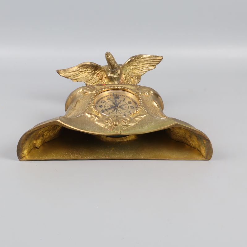 Gyllene bordsklocka fotograferad underifrån