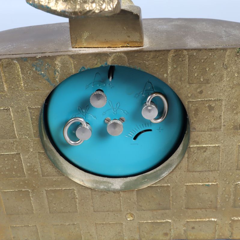 Närbild av bakstycket och urverkets reglage