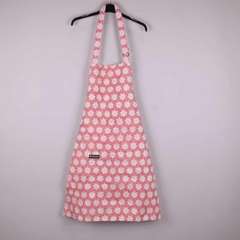 Förkläde med rosa och vita blommor hängande på galge