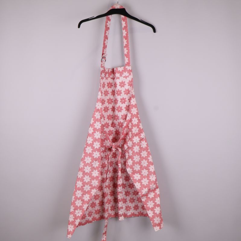 Baksidan av rosa förkläde med knytband synliga