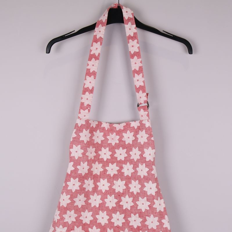 Närbild på justerbar nackrem med metallspänne