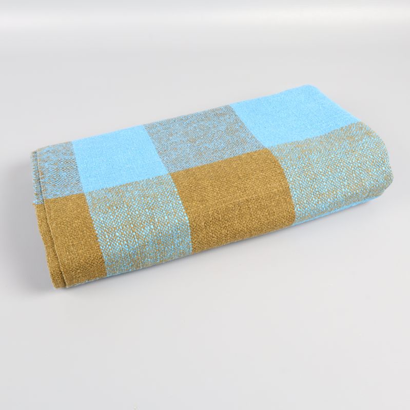 Snyggt vikt duk i blått och brunt på vit bakgrund