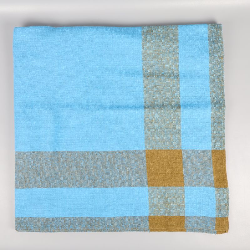 Uppfälld duk i blått och brunt i fyrkantig form