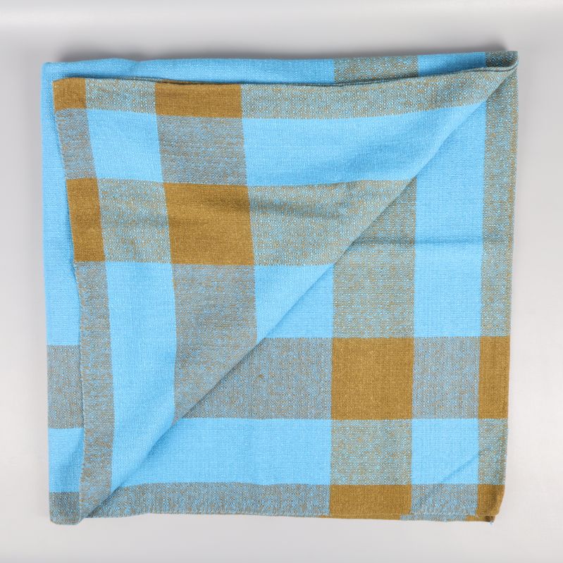 Vikt duk med hörnet uppvikt så båda sidor visas