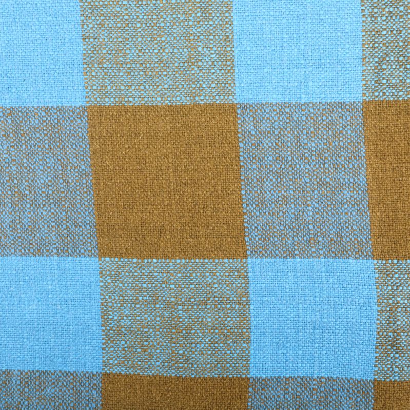 Närbild på rutigt mönster i blått och brunt tyg