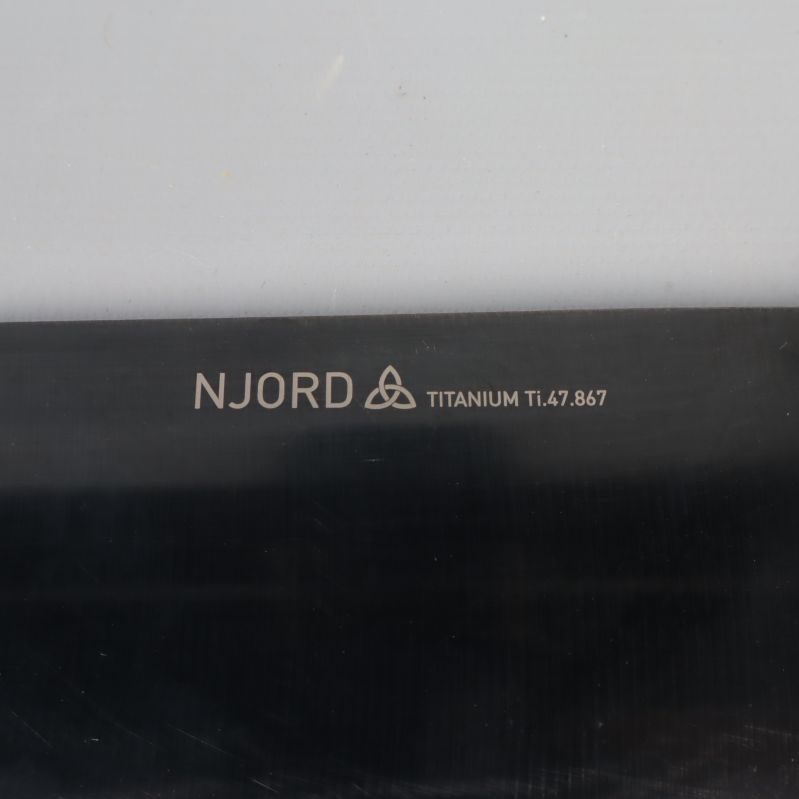 Närbild på Njord och TITANIUM-etikett på svart knivblad