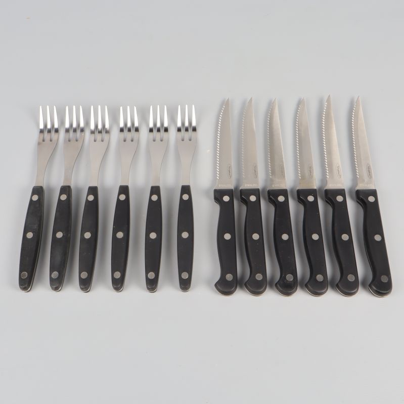 Köttbestickset med sex knivar och sex gafflar