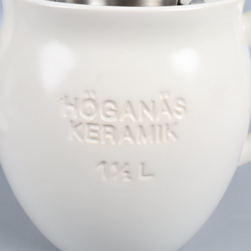 Närbild av präglingen Höganäs Keramik 1 1/2 L