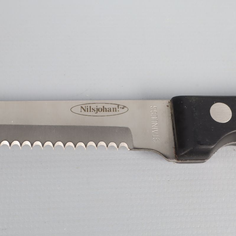 Närbild av knivblad märkt Nilsjohan rostfritt stål