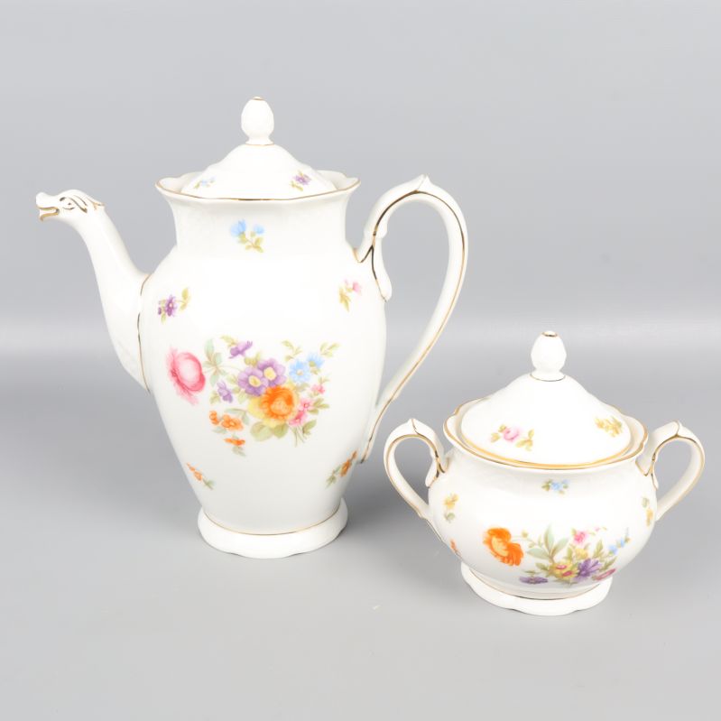 Kaffekanna och sockerskål med lock i samma blommiga design