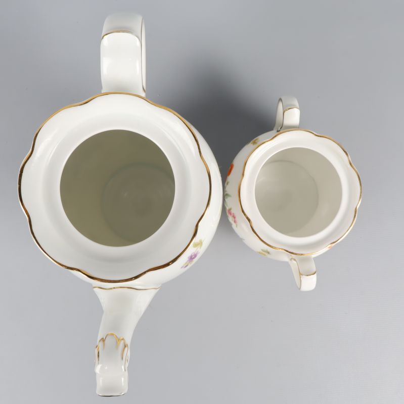 Öppna vyer ovanifrån på kaffekanna och sockerskål