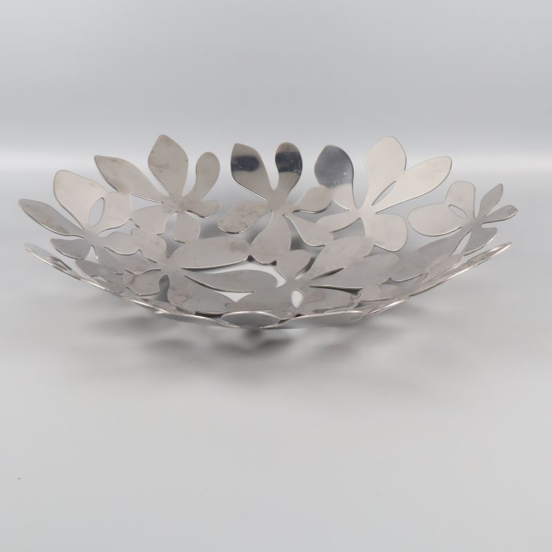 Metallskål med öppet blommönster sedd från sidan