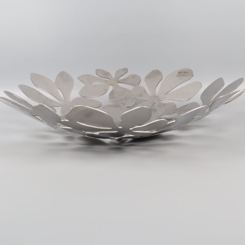 Metallskål med blommönster fotad från låg vinkel