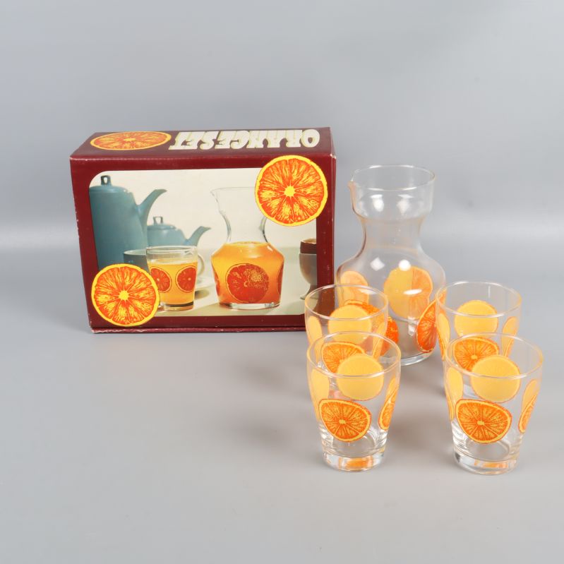 Juicekaraff och fyra glas med apelsinmotiv och originalkartong