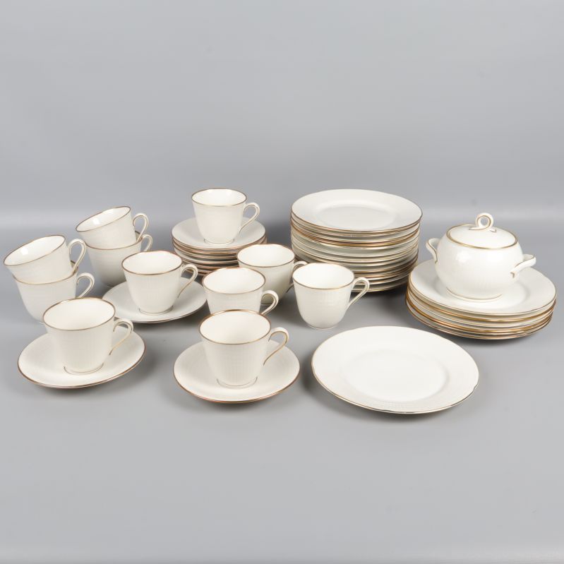 Komplett servis med koppar, fat och assietter med guldkant