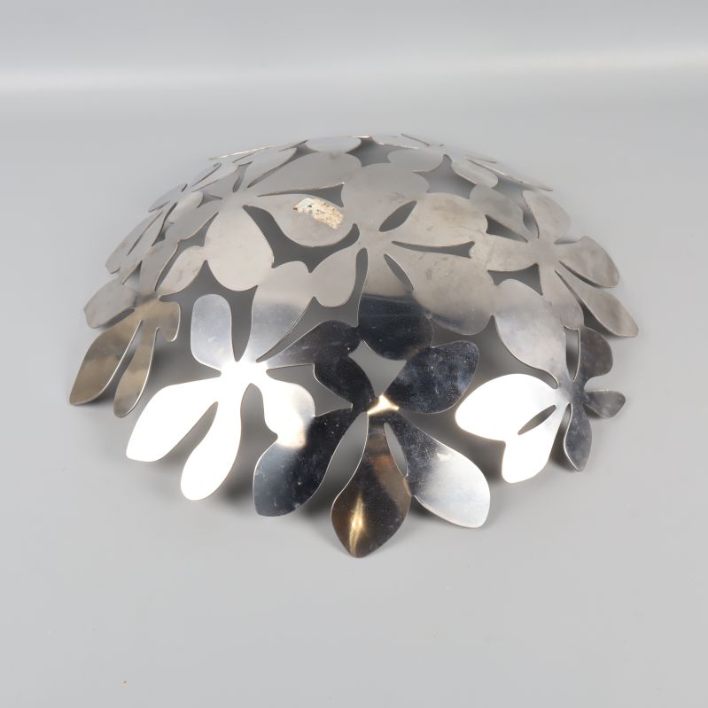 Metallskål med blommönster fotad underifrån