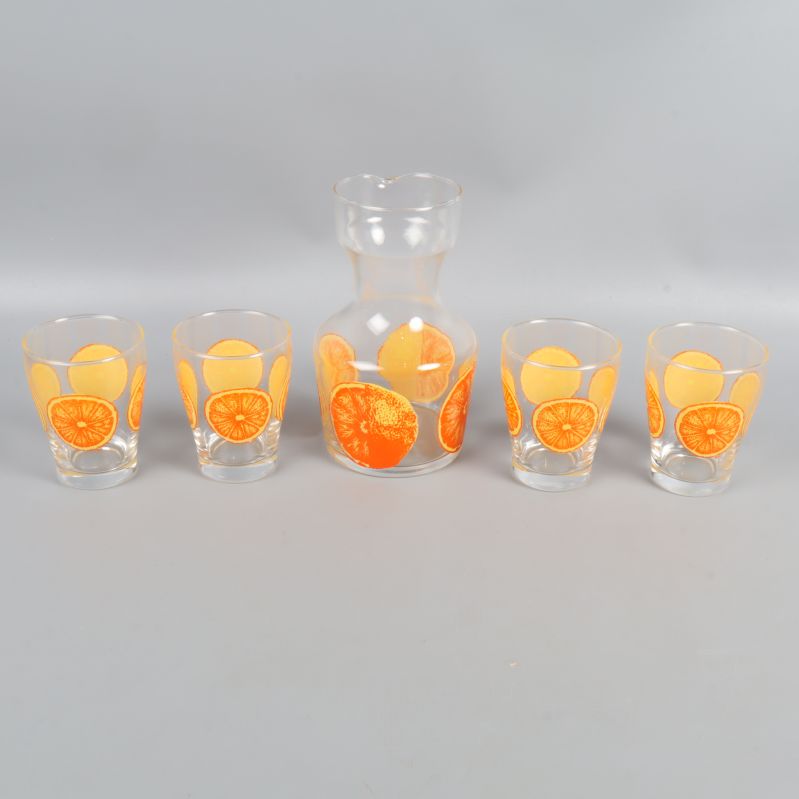 Karaff och glas uppställda bredvid varandra