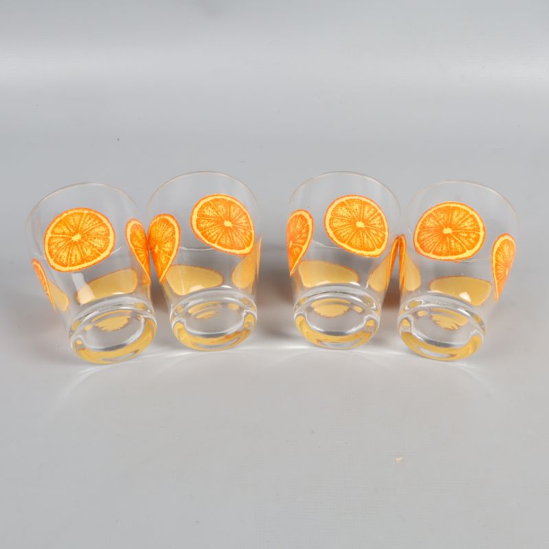 Fyra glas liggande med orange apelsinmotiv