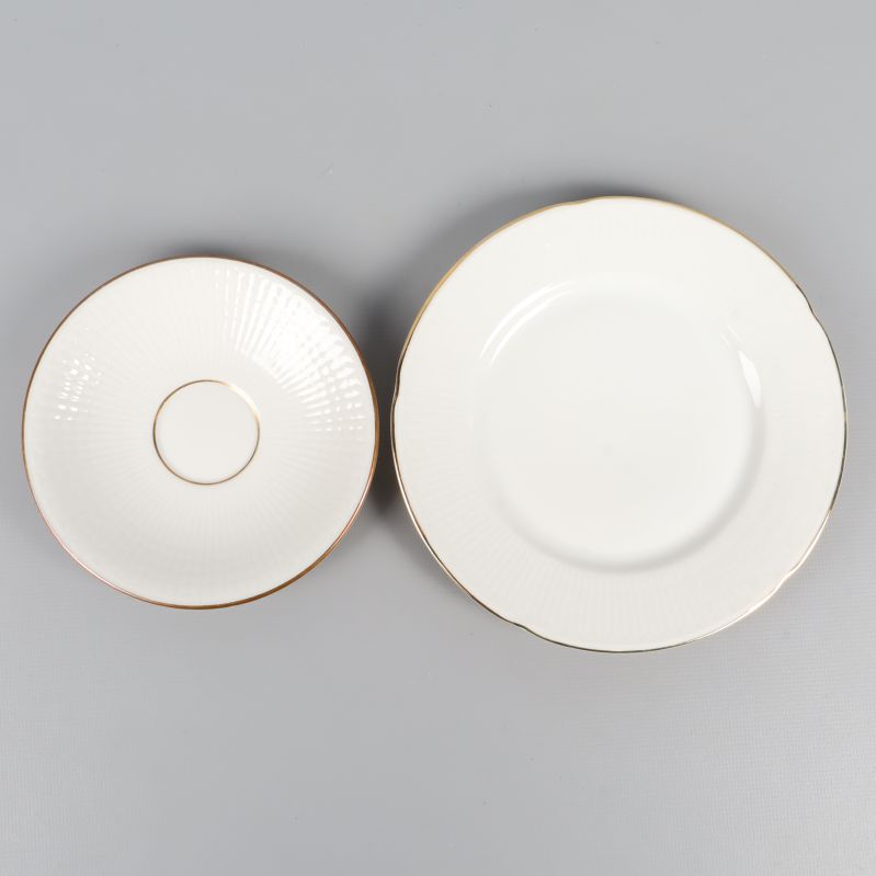 Fat och assiett ovanifrån