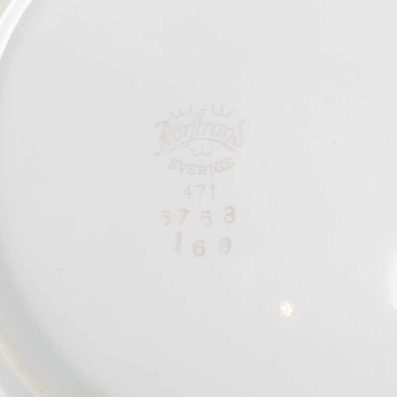 Rörstrands logotyp och märkning under serveringsdelens botten