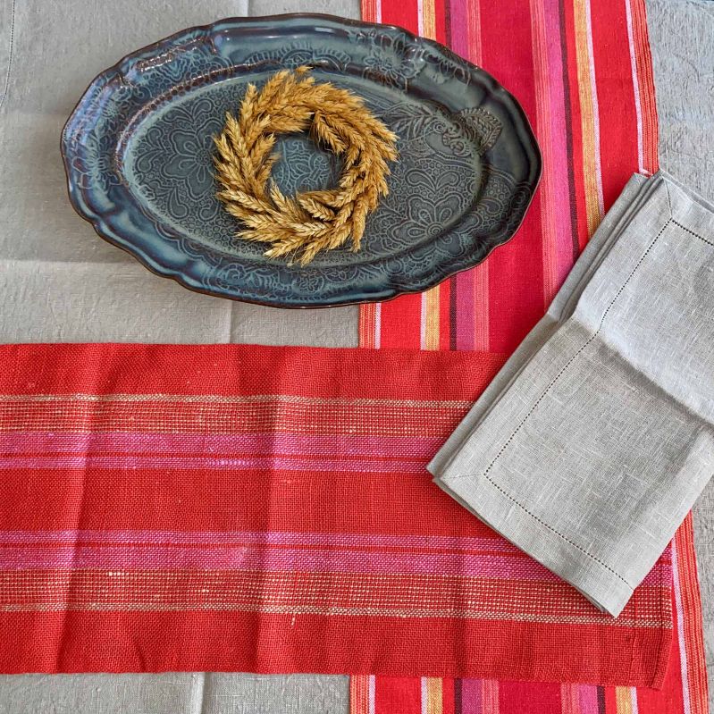 Röd löpare med dekorativa ränder miljöbild