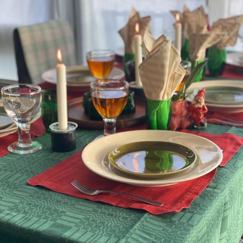Dukat med grön linne- och bomullsduk