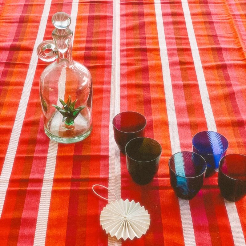 Röd randig duk med röda och rosa toner miljöbild