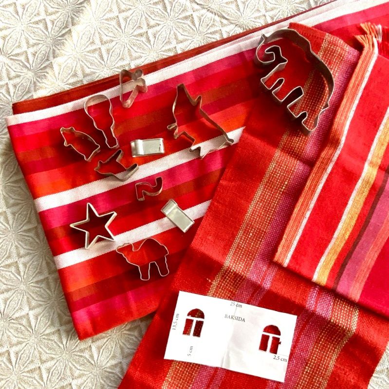 Röd randig duk med röda och rosa toner miljöbild