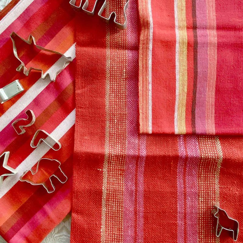 Röd löpare med dekorativa ränder miljöbild