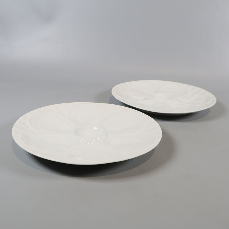 Två vita fat i profil visar höjd och form