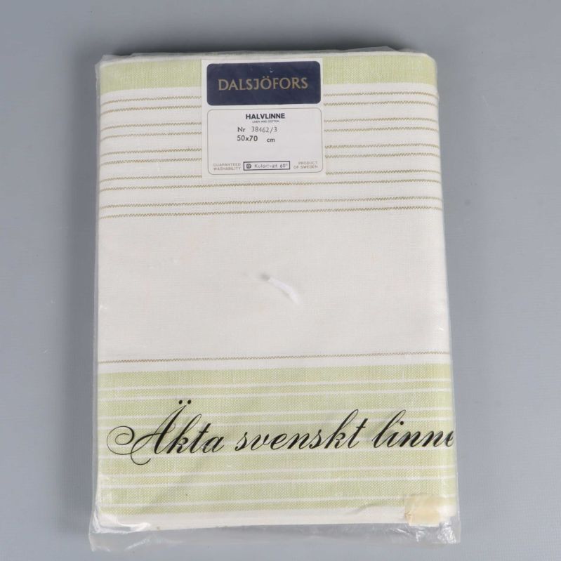 Vikta kökshanddukar i halvlinne med gröna och vita ränder och texten Äkta svenskt linne